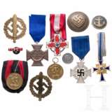 A collection of medals and decorations - Foto 1
