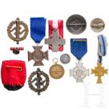 A collection of medals and decorations - Foto 2