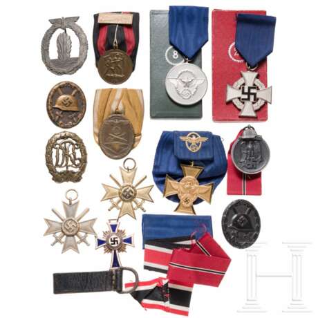 A small group of orders/medals - фото 1