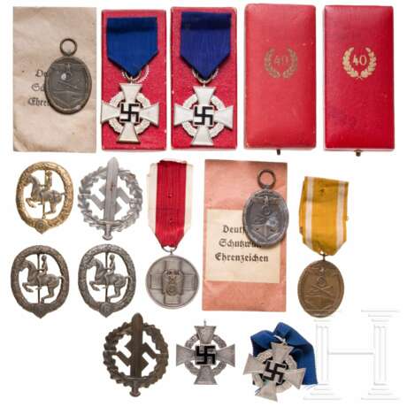 A collection of badges with cases of issue and bags - photo 1 A collection of badges with cases of issue and bags - photo 1