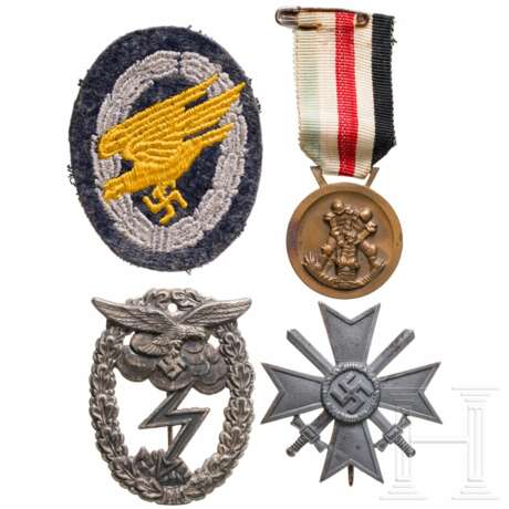 A Paratrooper Badge (cloth type), a War Merit Cross 1st Class, a German-Italian Campaign Medal, and a Ground Assault Badge - Foto 1 A Paratrooper Badge (cloth type), a War Merit Cross 1st Class, a German-Italian Campaign Medal, and a Ground Assault Badge - Foto 1