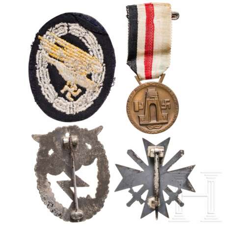 A Paratrooper Badge (cloth type), a War Merit Cross 1st Class, a German-Italian Campaign Medal, and a Ground Assault Badge - Foto 2 A Paratrooper Badge (cloth type), a War Merit Cross 1st Class, a German-Italian Campaign Medal, and a Ground Assault Badge - Foto 2