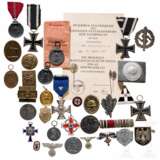 A small group of orders, badges and documents - Foto 1