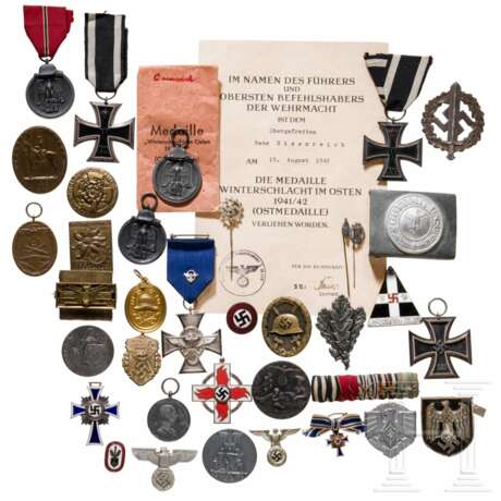 A small group of orders, badges and documents - Foto 1 A small group of orders, badges and documents - Foto 1