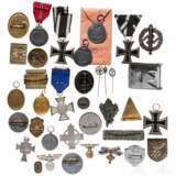 A small group of orders, badges and documents - Foto 2