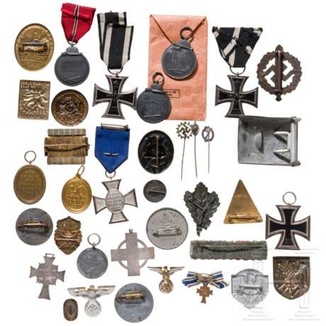 A small group of orders, badges and documents - Foto 2 A small group of orders, badges and documents - Foto 2