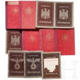 A small group of orders, badges and documents - Foto 3