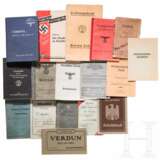 A small group of orders, badges and documents - Foto 4