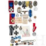 A small group of orders and badges - Foto 1