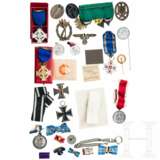 A small group of orders and badges - Foto 2