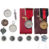 A collection of unworn party badges, commemorative medals and WHW badges - Foto 2