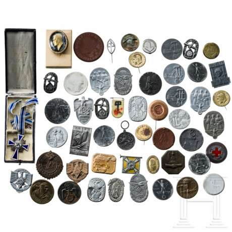 Approx. 200 WHW and other badges - photo 1