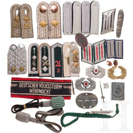 A group of cloth insignia - Foto 1 A group of cloth insignia - Foto 1