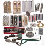 A group of cloth insignia - Foto 1