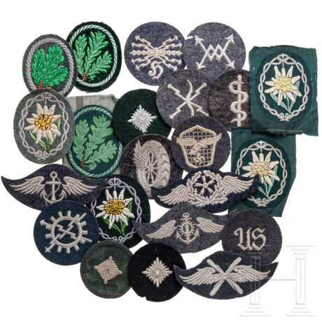 A collection of cloth badges - Foto 1 A collection of cloth badges - Foto 1