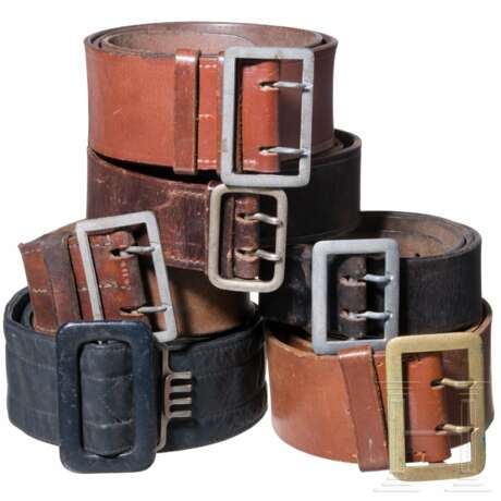 A collection of two-claw belts for officers - Foto 1 A collection of two-claw belts for officers - Foto 1