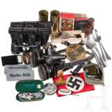 A collection of equipment, trench art, armband, Hausser card game, binoculars, etc. - Foto 1