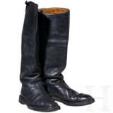 A pair of boots, a belt and books - photo 2