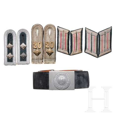 A group of army Insignia and a belt - фото 1