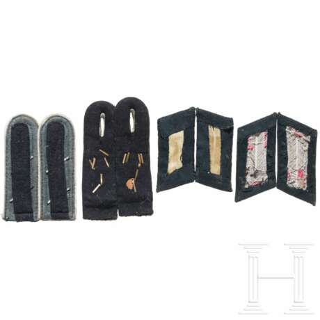 A group of army Insignia and a belt - фото 2