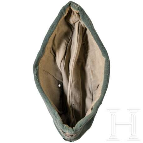 The estate of a Private - a side cap, a rank chevron, a drawing, and a table decoration - photo 4