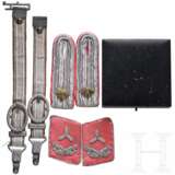 Insignia for a Flieger-Oberingenieur, dagger hangers and a case of issue - photo 1