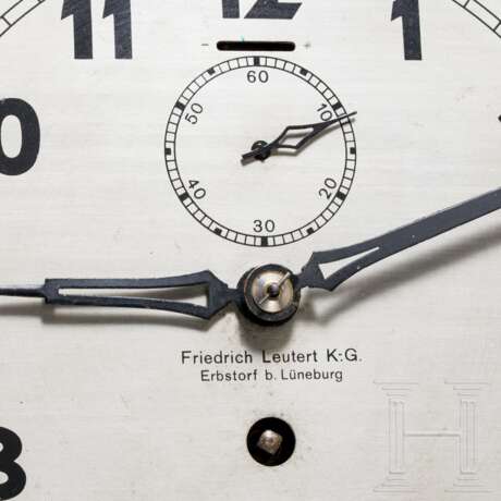 A civilian ship's wall clock made by Friedrich Leutert K.G., Erbsdorf near Lüneburg - Foto 2 A civilian ship's wall clock made by Friedrich Leutert K.G., Erbsdorf near Lüneburg - Foto 2