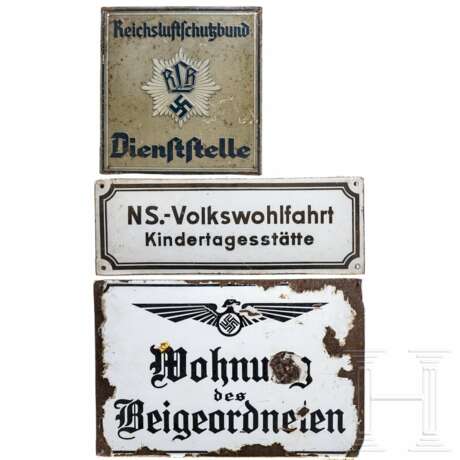 Three wall plaques - photo 1 Three wall plaques - photo 1