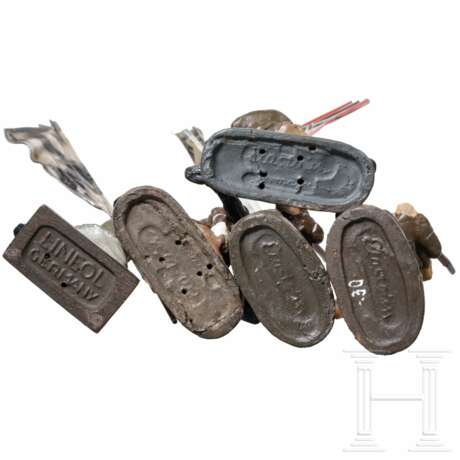 Ten Elastolin and Lineol soldiers with standard bearers, marching and in goose-step - photo 4