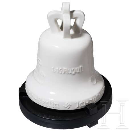 A KPM porcelain bell of the 1936 Olympic Games, with wooden stand - photo 3