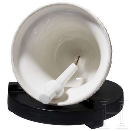 A KPM porcelain bell of the 1936 Olympic Games, with wooden stand - photo 4