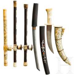 Drei Opiumpfeifen und zwei Dolche, China, 20. Jhdt.