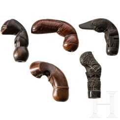 Fünf Kris-Griffe, Sumatra/Java/Sulawesi/Sumbawa, Indonesien, 19./20. Jhdt.