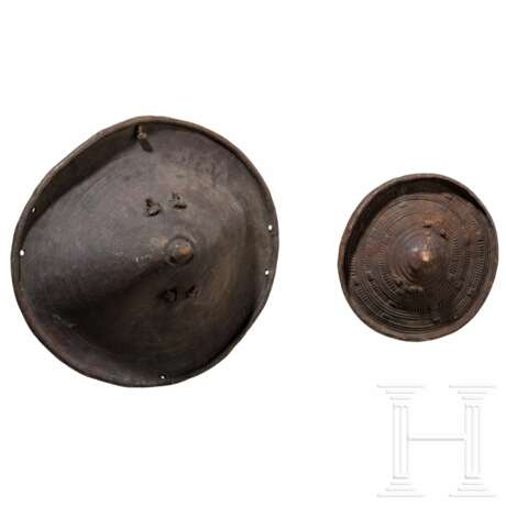 Zwei Lederschilde, Nordafrika, um 1900 - Foto 1 Zwei Lederschilde, Nordafrika, um 1900 - Foto 1