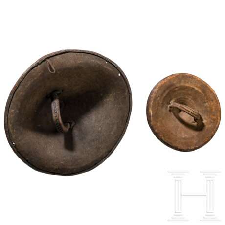 Zwei Lederschilde, Nordafrika, um 1900 - Foto 2 Zwei Lederschilde, Nordafrika, um 1900 - Foto 2