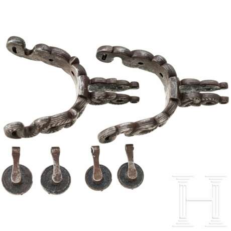 Ein Paar eisengeschnittene Sporen in Schlangenform, Mexiko, um 1900 - фото 2 Ein Paar eisengeschnittene Sporen in Schlangenform, Mexiko, um 1900 - фото 2