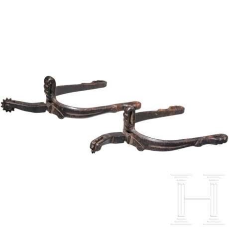Paar eiserne Cowboy-Sporen von der Marke Roldan, Mexiko, 1. H. 20. Jhdt. - фото 2 Paar eiserne Cowboy-Sporen von der Marke Roldan, Mexiko, 1. H. 20. Jhdt. - фото 2