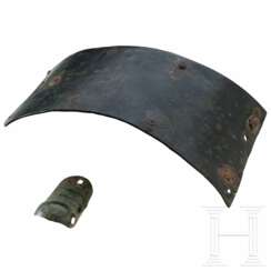 Zwei Harnischfragmente aus Bronze, deutsch, 14. Jhdt.