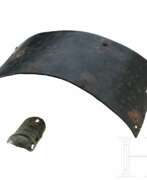 Доспехи и обмундирование. Zwei Harnischfragmente aus Bronze, deutsch, 14. Jhdt.