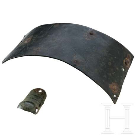 Zwei Harnischfragmente aus Bronze, deutsch, 14. Jhdt. - фото 1 Zwei Harnischfragmente aus Bronze, deutsch, 14. Jhdt. - фото 1