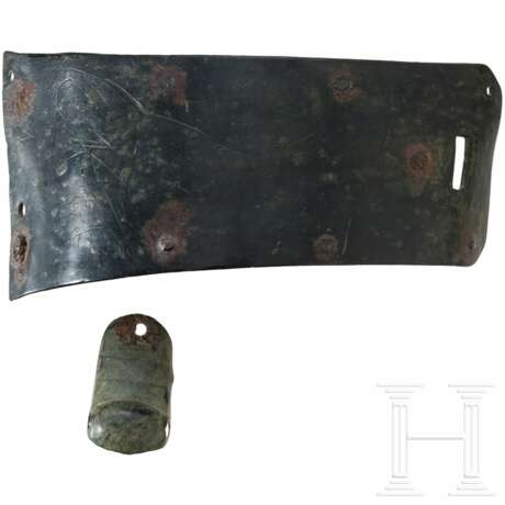 Zwei Harnischfragmente aus Bronze, deutsch, 14. Jhdt. - фото 3 Zwei Harnischfragmente aus Bronze, deutsch, 14. Jhdt. - фото 3