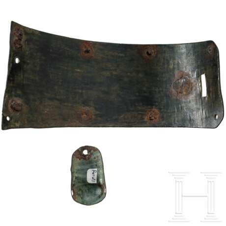 Zwei Harnischfragmente aus Bronze, deutsch, 14. Jhdt. - фото 4 Zwei Harnischfragmente aus Bronze, deutsch, 14. Jhdt. - фото 4