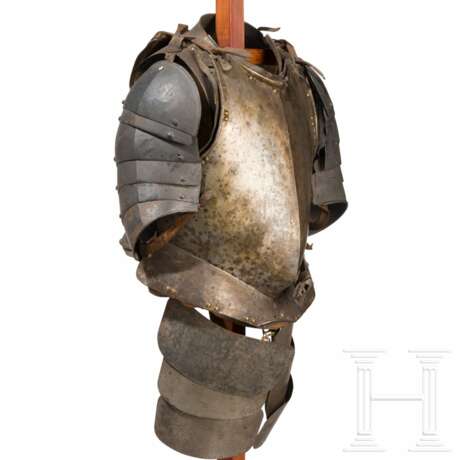 Knechtischer Harnisch, deutsch, um 1600, zusammengestellt aus originalen und späteren Teilen - photo 1