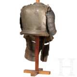 Knechtischer Harnisch, deutsch, um 1600, zusammengestellt aus originalen und späteren Teilen - photo 3