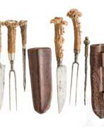 Couverts. Zwei Fuhrmannsbestecke mit Geweihgriffen, alpenländisch, um 1860