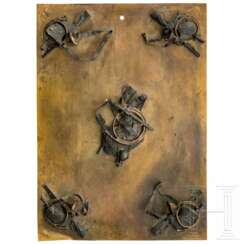 Messing-Ziertafel mit jagdlichen Trophäen,, deutsch, 2. Hälfte 19. Jhdt.