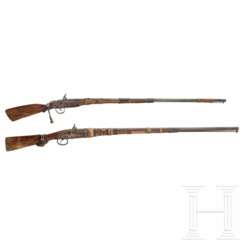 Zwei afrikanische Vorderladergewehre, um 1850.
