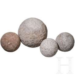 Vier Kanonenkugeln aus Stein, 15./16. Jhdt.