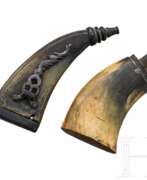 Übersicht. Zwei Horn-Pulverflaschen, deutsch, 17. /18. Jhdt