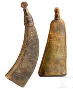 Übersicht. Zwei gravierte Pulverflaschen, deutsch, 18. Jhdt.